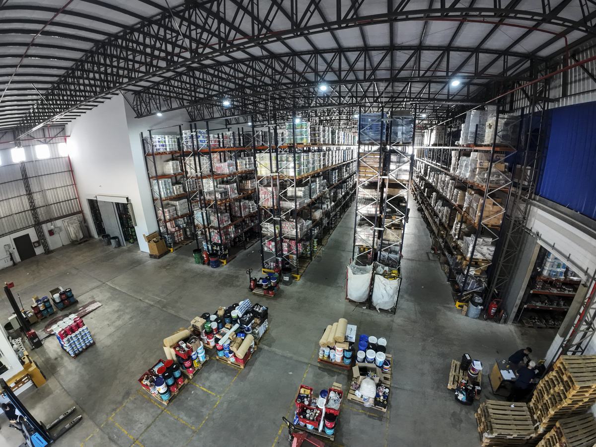 Operario preparando pedidos en el depósito
